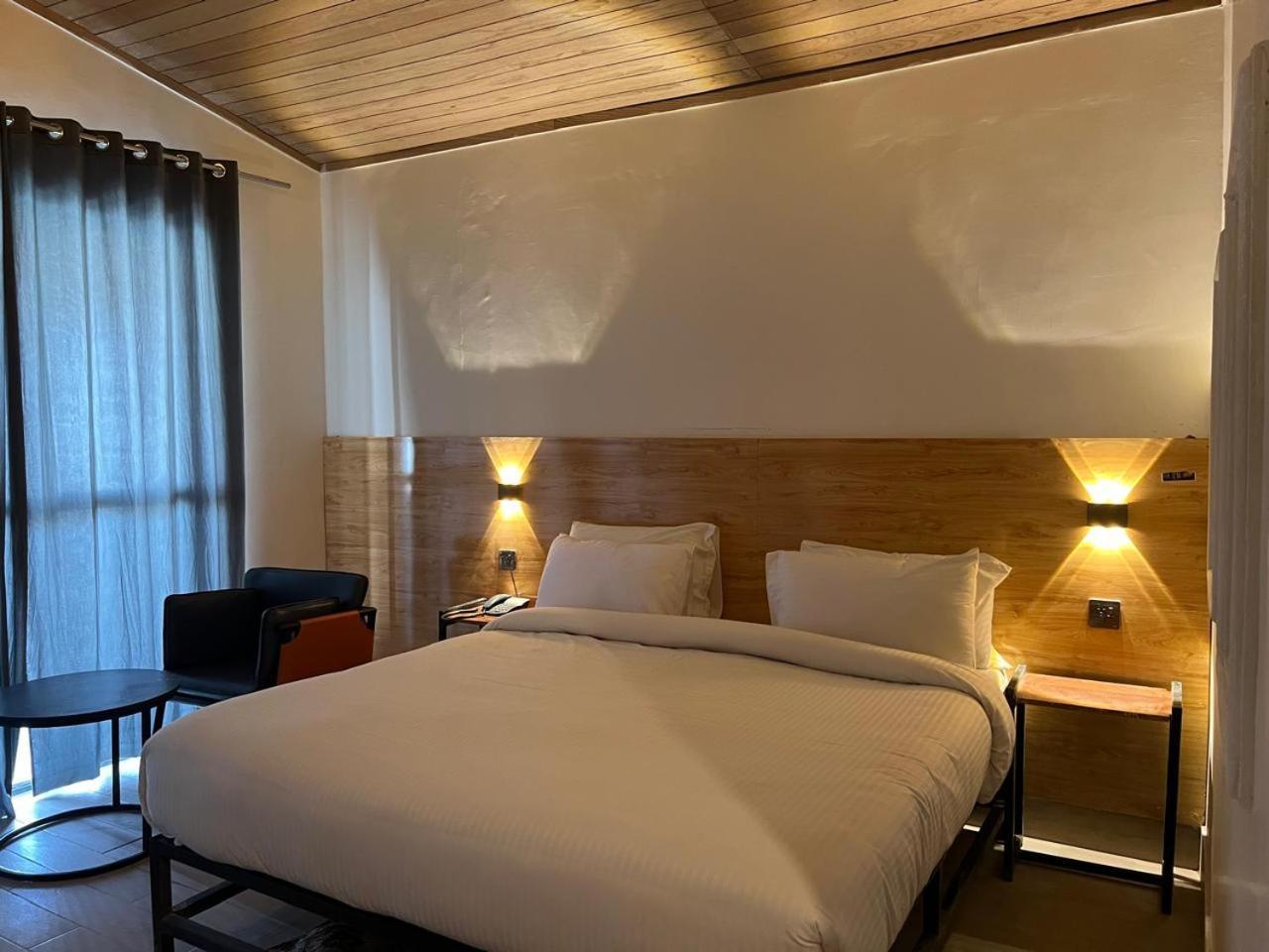 Eat And Read Hotel Skardu Esterno foto